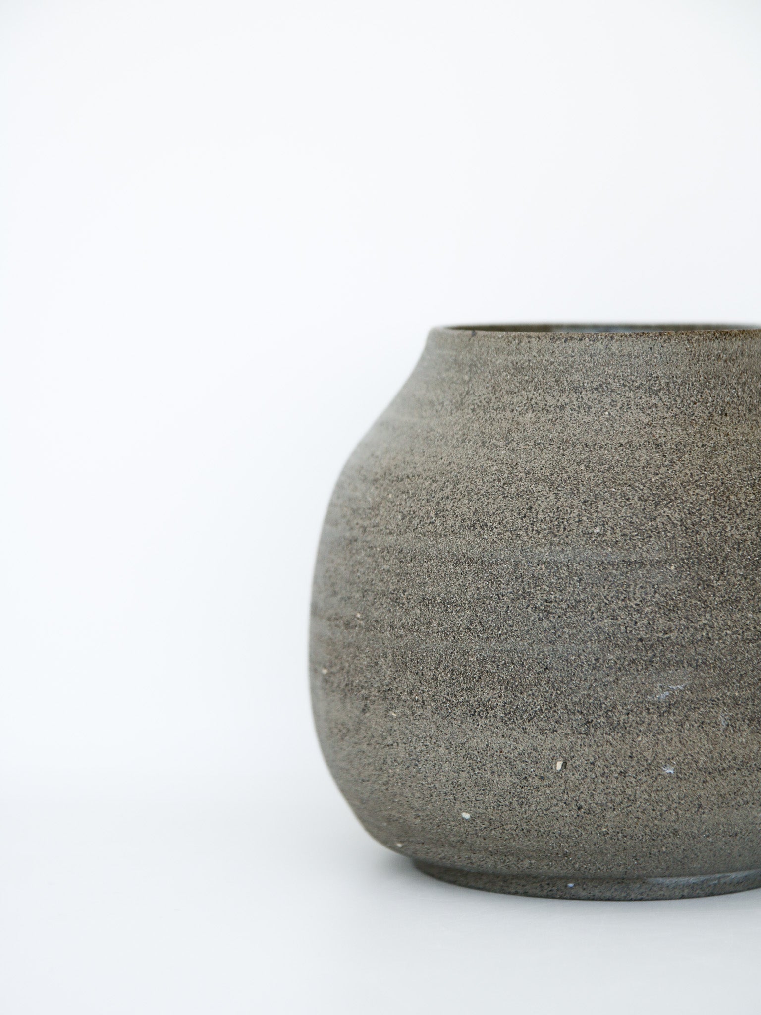 Vaasje  rond grijs/bruin