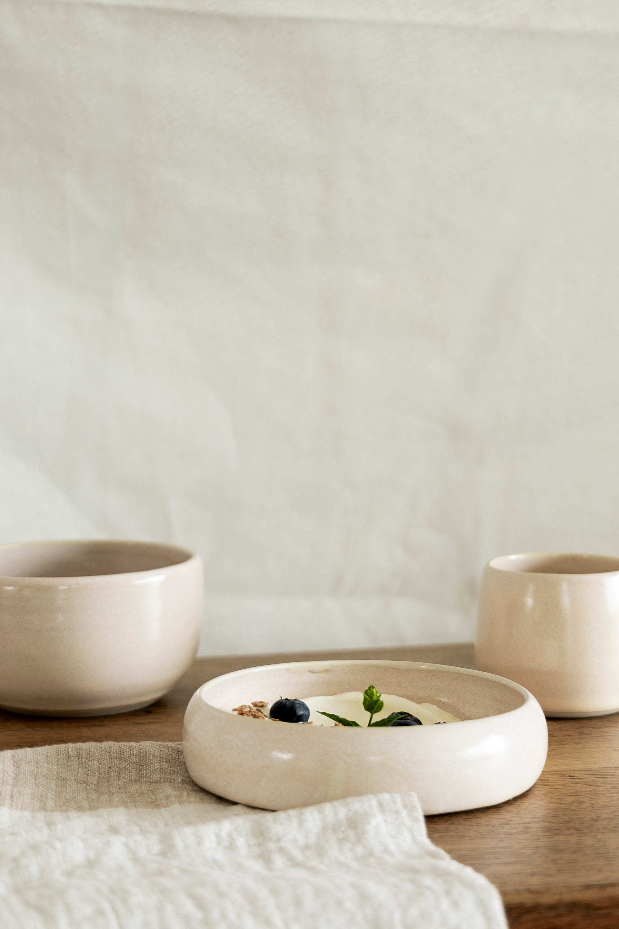Handgemaakte keramieken kommen en schaaltjes op linnen doek – VEHA Ceramics
