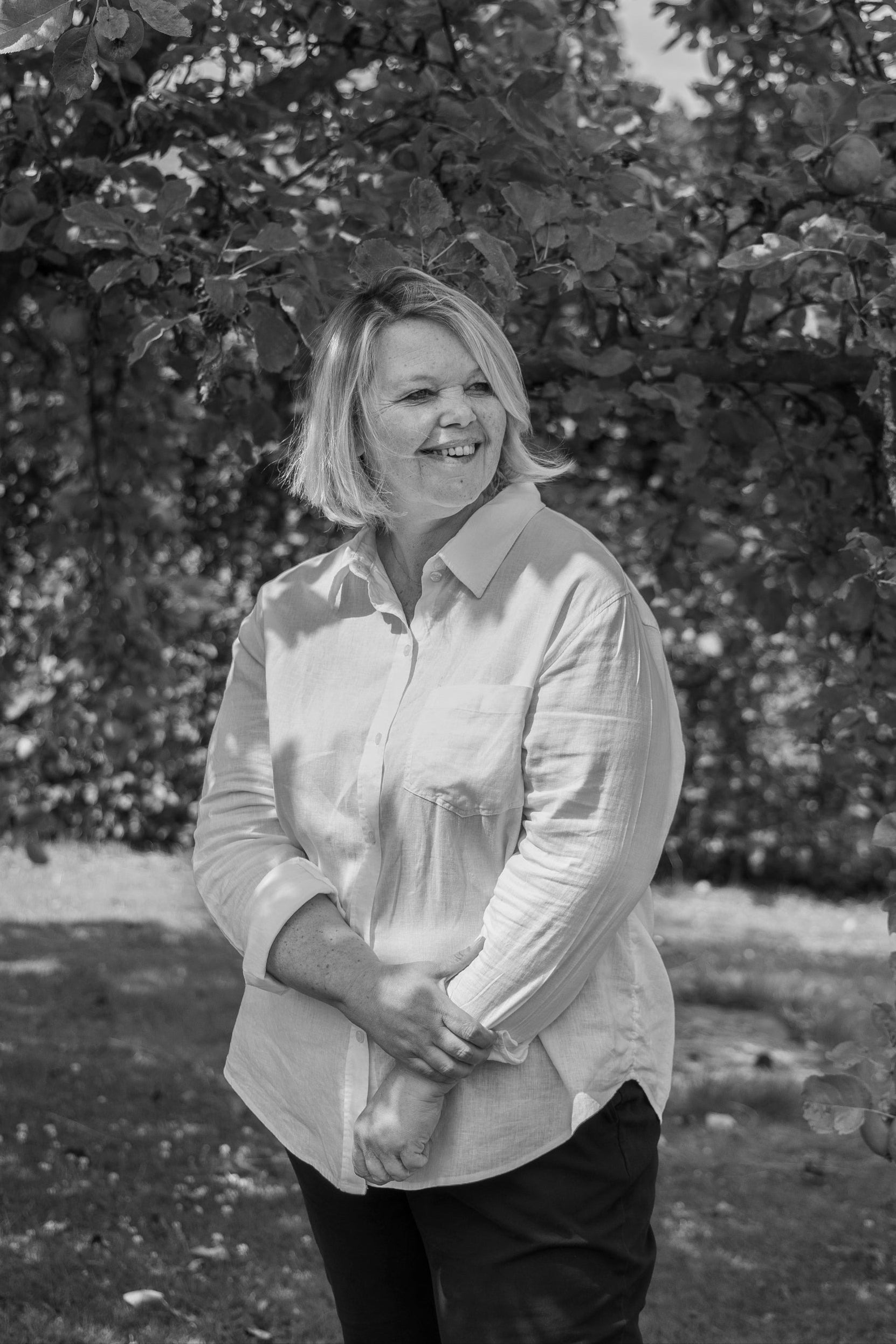 Portret van de Veerle achter VeHa Ceramics in een natuurlijke omgeving